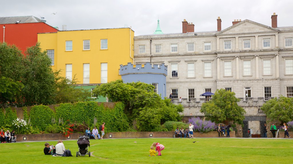 Dublin Castle which includes a garden, a castle and heritage architecture