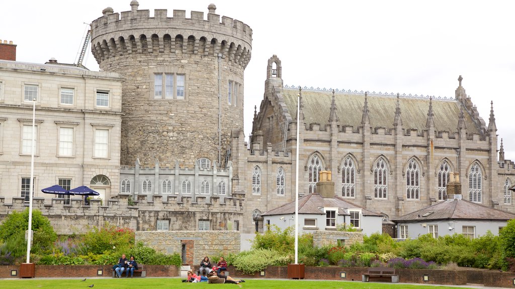 Castelo de Dublin mostrando um jardim, arquitetura de patrimônio e um pequeno castelo ou palácio