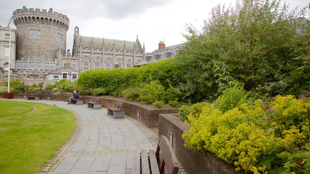 Dublin Castle showing a castle, a garden and heritage elements