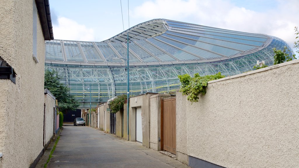 Aviva Stadium som viser moderne arkitektur, gadeliv og historiske bygningsværker