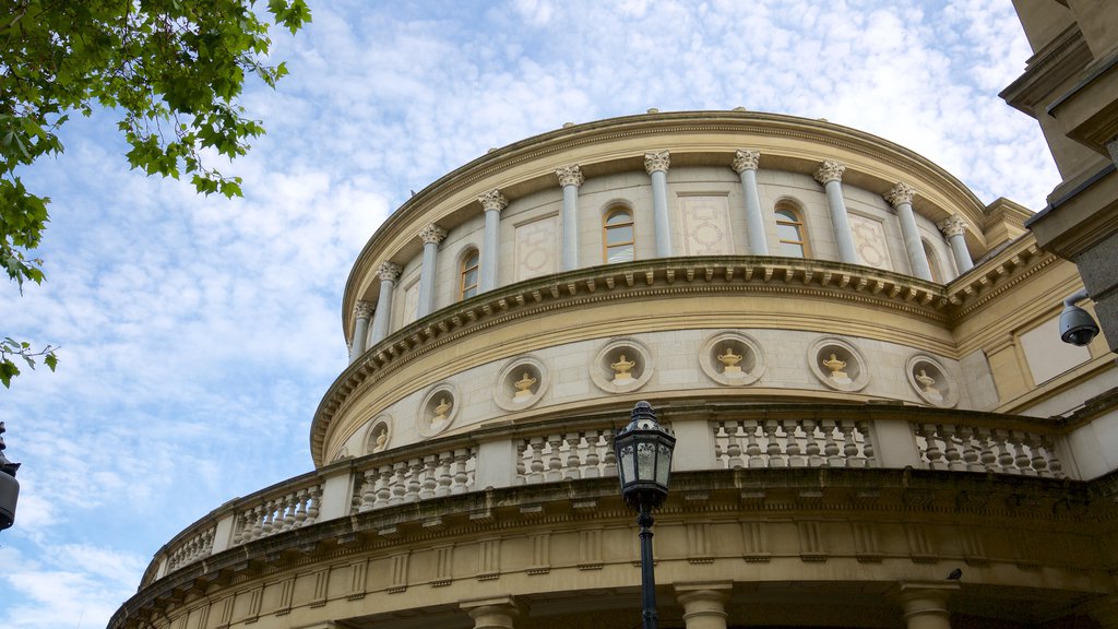 National Museum of Ireland - Archaeologia e Storia che include architettura d\'epoca, edificio amministrativo e oggetti d\'epoca