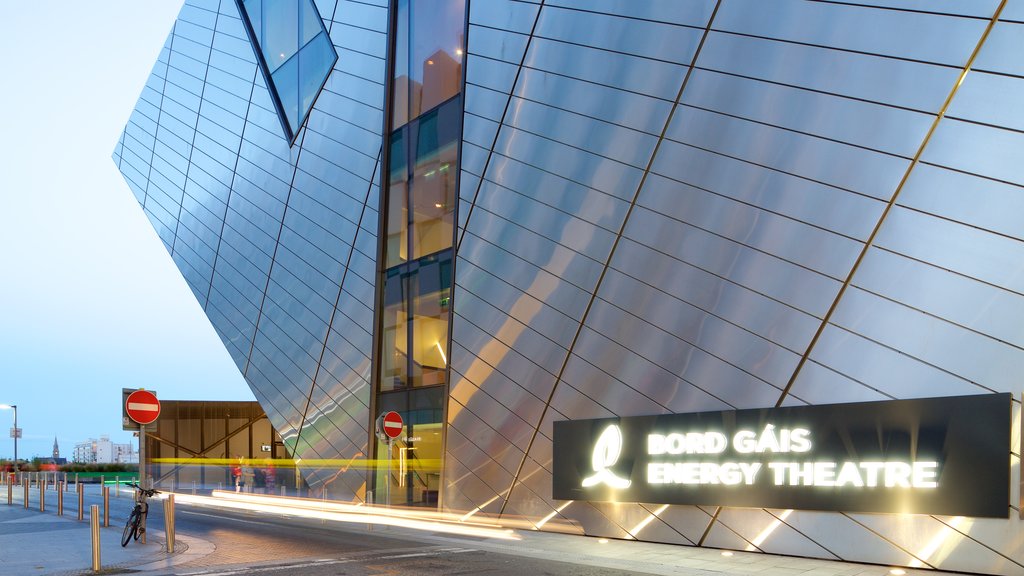 Bord Gais Energy Theatre som omfatter teaterliv, skiltning og moderne arkitektur