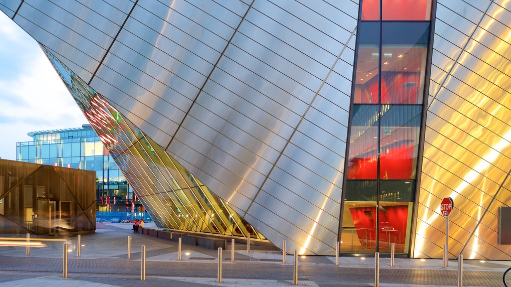 Bord Gais Energy Theatre som viser moderne arkitektur, gadeliv og en by