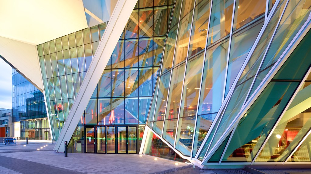 Bord Gais Energy Theatre mostrando una puesta de sol, escenas de teatro y una ciudad