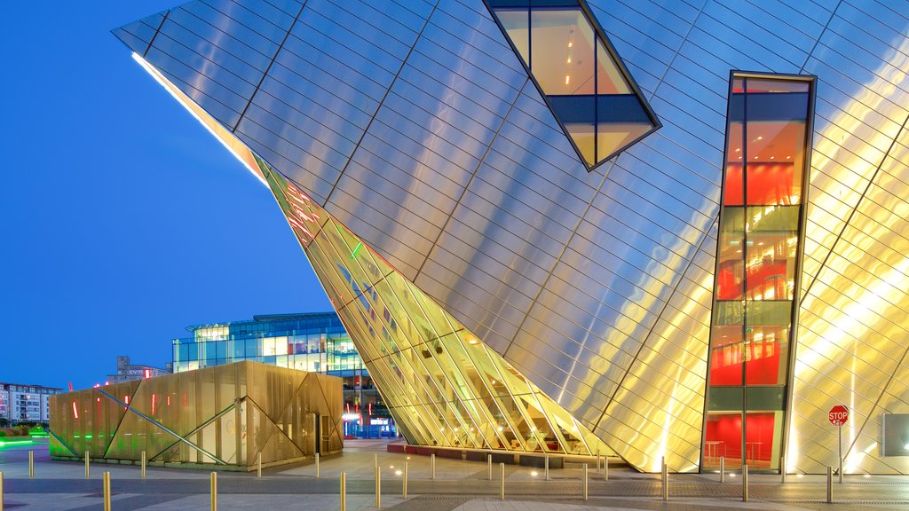 Bord Gais Energy Theatre mostrando escenas nocturnas, una ciudad y arquitectura moderna