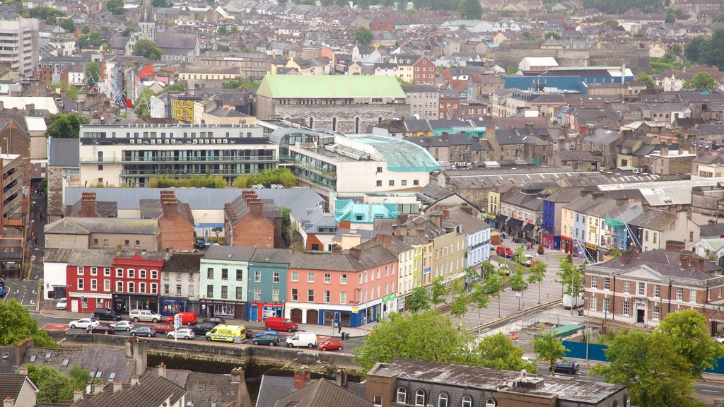 St. Anne\'s Shandon Church mostrando una ciudad