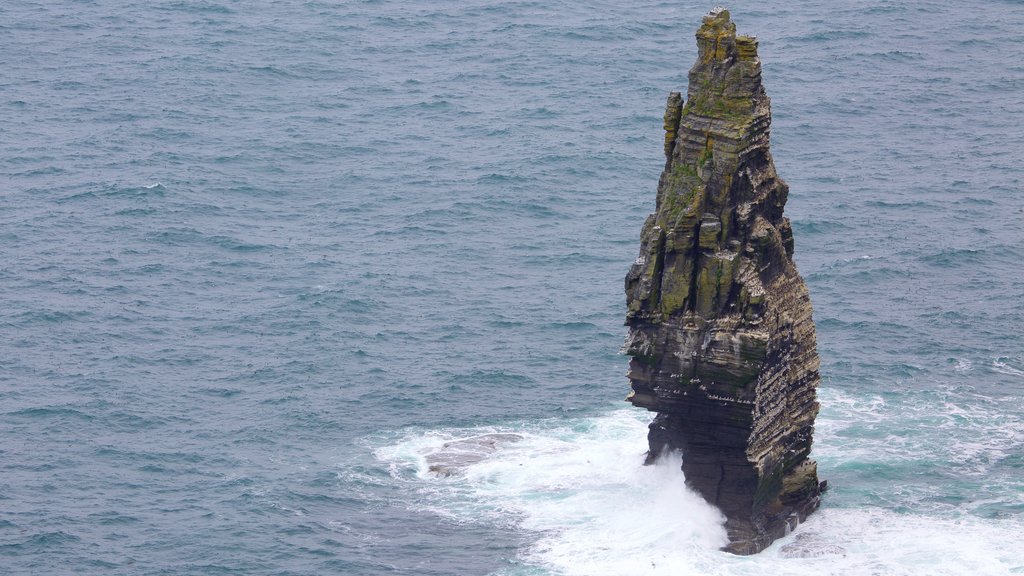 Acantilados de Moher ofreciendo costa escarpada y vistas generales de la costa