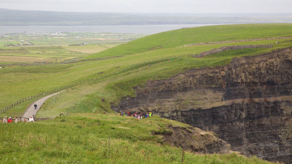 Acantilados de Moher mostrando vistas de una costa y situaciones tranquilas