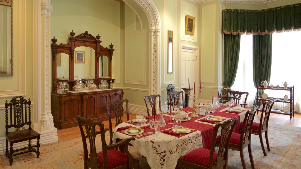 Kylemore Abbey que inclui elementos de patrimônio, vistas internas e um castelo