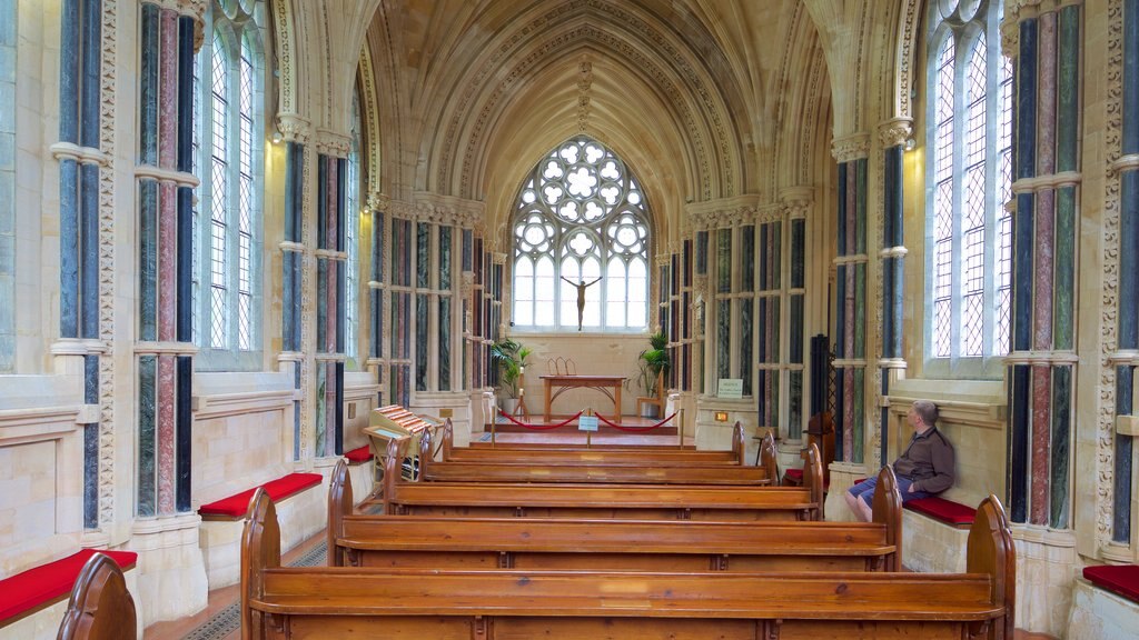 Kylemore Abbey mostrando um castelo, uma igreja ou catedral e elementos de patrimônio