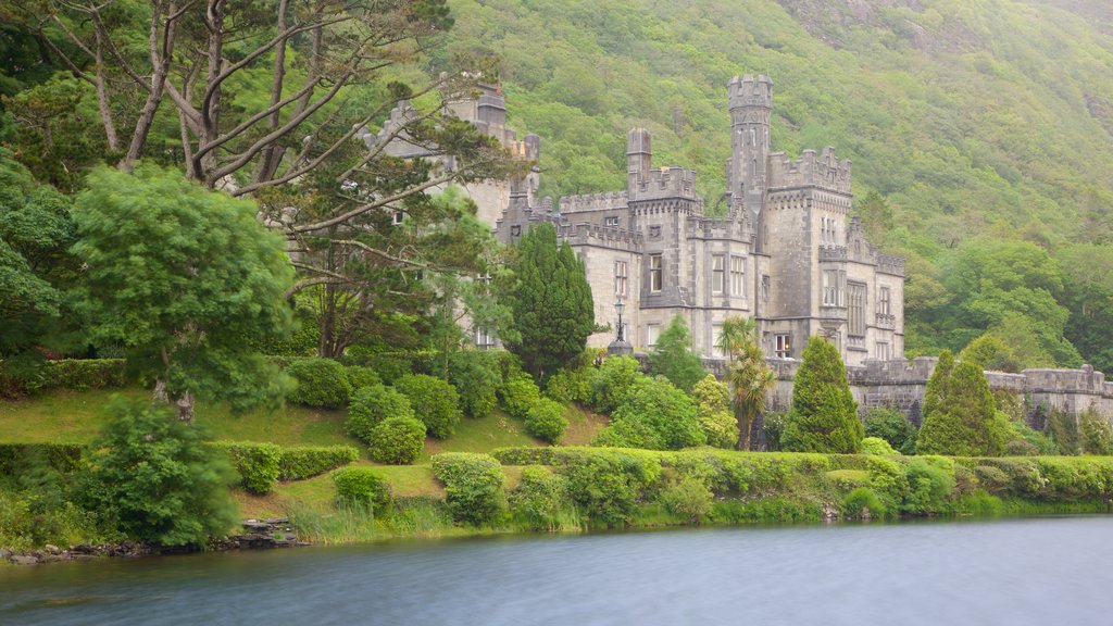 Abdij van Kylemore toont een rivier of beek, een kasteel en historisch erfgoed