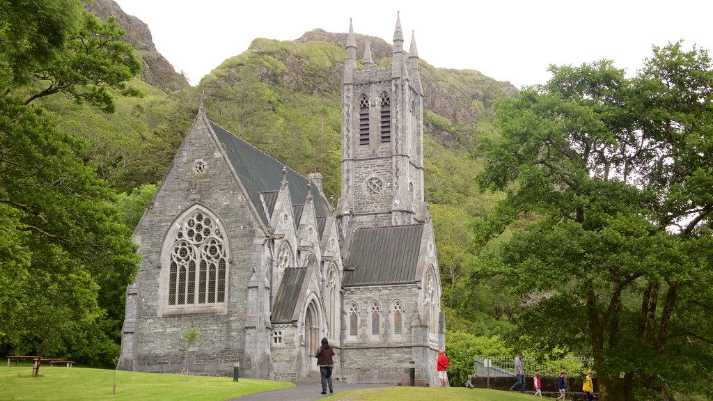 Kylemore Abbey que inclui uma igreja ou catedral, arquitetura de patrimônio e elementos religiosos