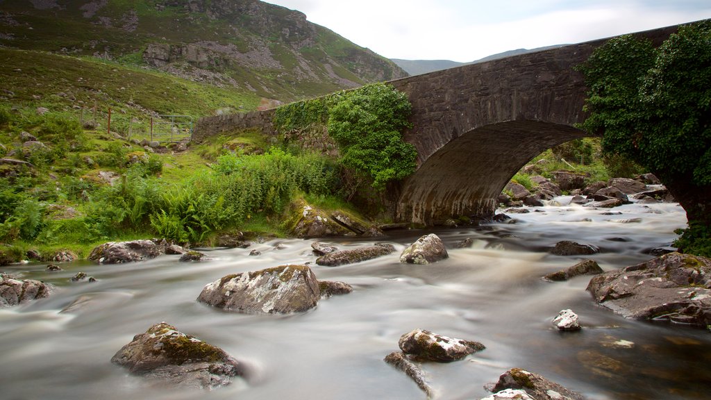 Gap of Dunloe qui includes un pont, une rivière ou un ruisseau et paysages paisibles