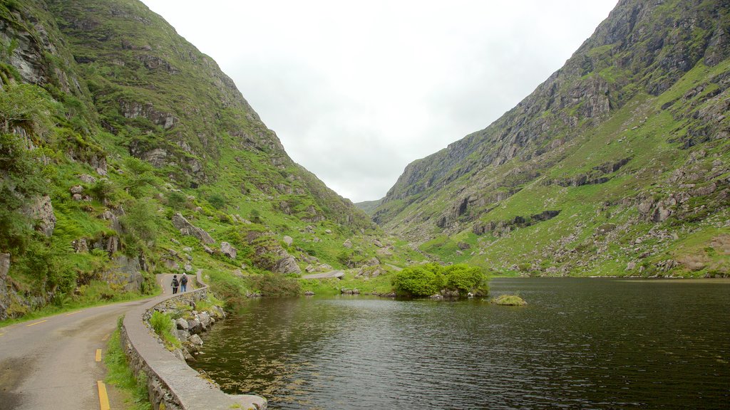 Gap of Dunloe som viser fredfyldte omgivelser, bjerge og en sø eller et vandhul