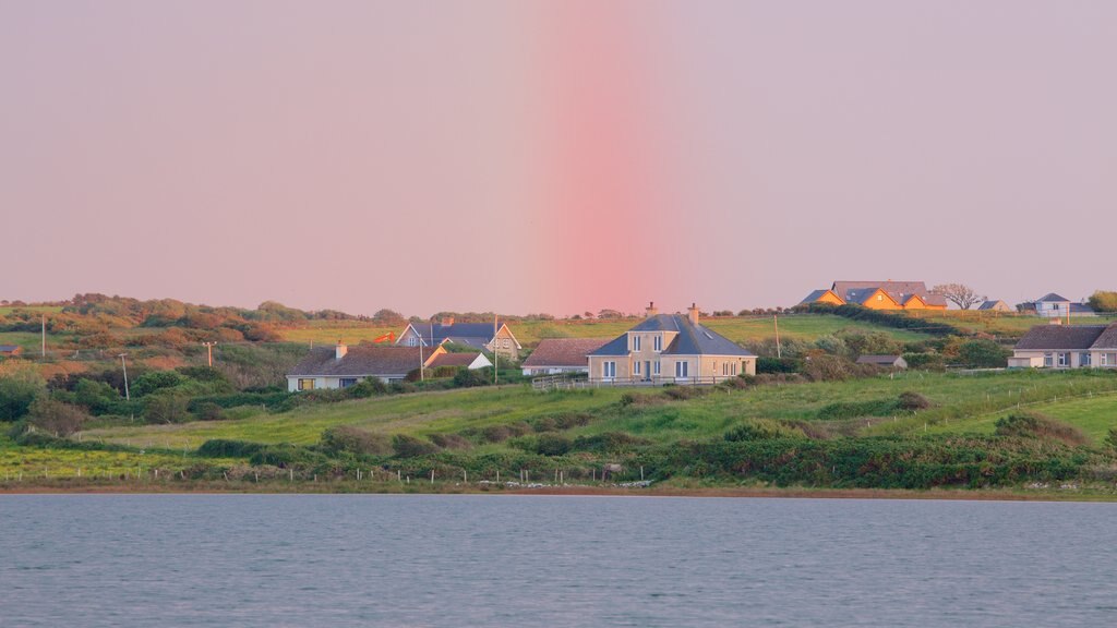 Ben Bulben que incluye un atardecer y un río o arroyo