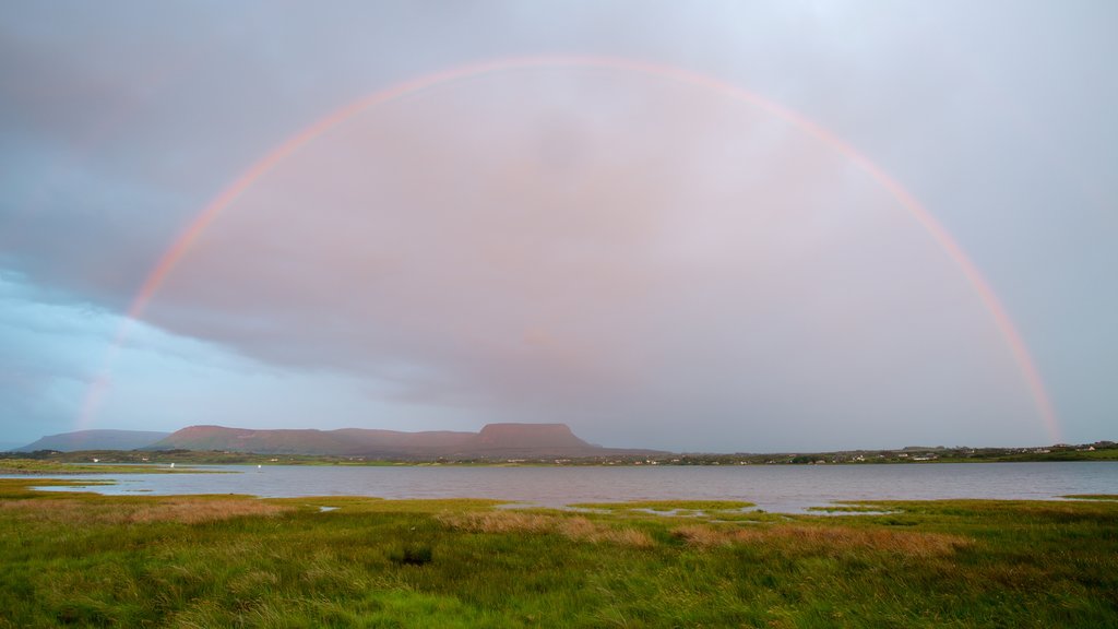 Ben Bulben mostrando paesaggi rilassanti e fiume o ruscello