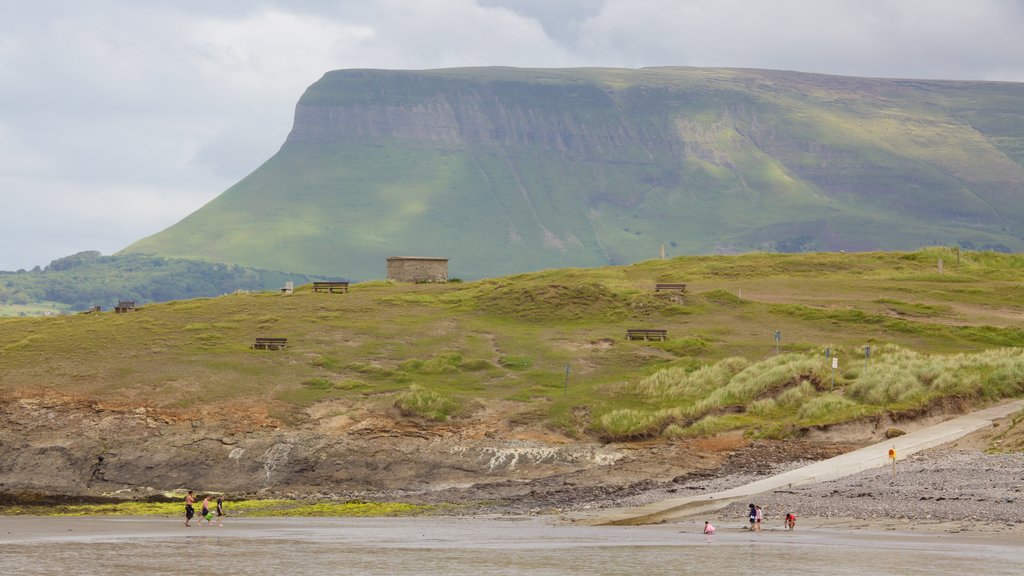 Ben Bulben mostrando montañas y escenas tranquilas