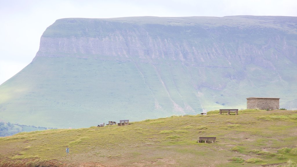 Ben Bulben mostrando montañas y escenas tranquilas