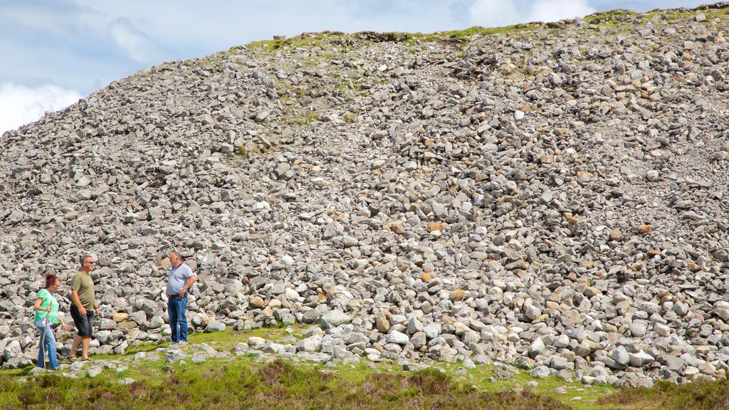 Knocknarea ofreciendo montañas y escenas tranquilas y también un pequeño grupo de personas