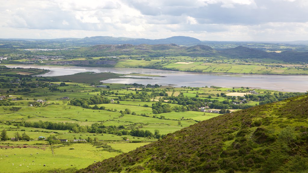 Knocknarea que incluye escenas tranquilas, un río o arroyo y vistas de paisajes