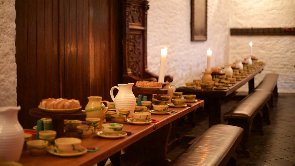 Bunratty Castle and Folk Park showing interior views, a house and food