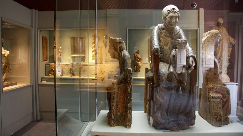 Hunt Museum ofreciendo una estatua o escultura, elementos patrimoniales y vista interna