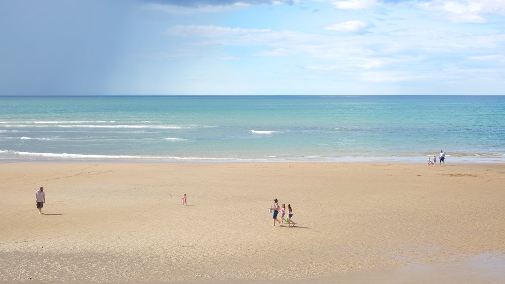 Playa de Strandhill que incluye una playa y también un pequeño grupo de personas