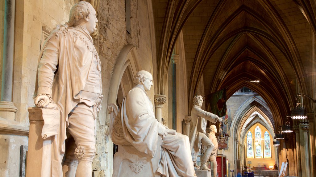 Catedral de São Patrício que inclui aspectos religiosos, vistas internas e uma estátua ou escultura