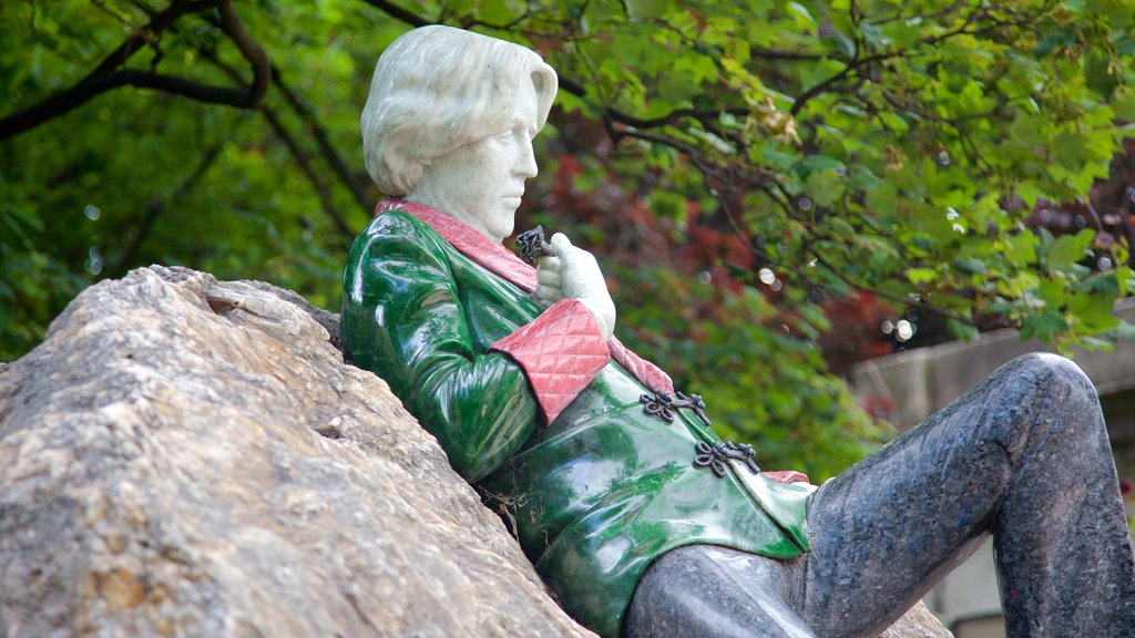 Dublín que incluye elementos del patrimonio, un monumento y una estatua o escultura