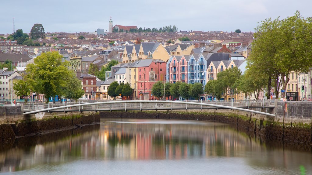 Irlanda mostrando uma ponte, um rio ou córrego e uma cidade