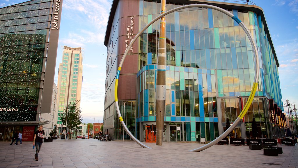 Cardiff ofreciendo una estatua o escultura, arquitectura moderna y una plaza