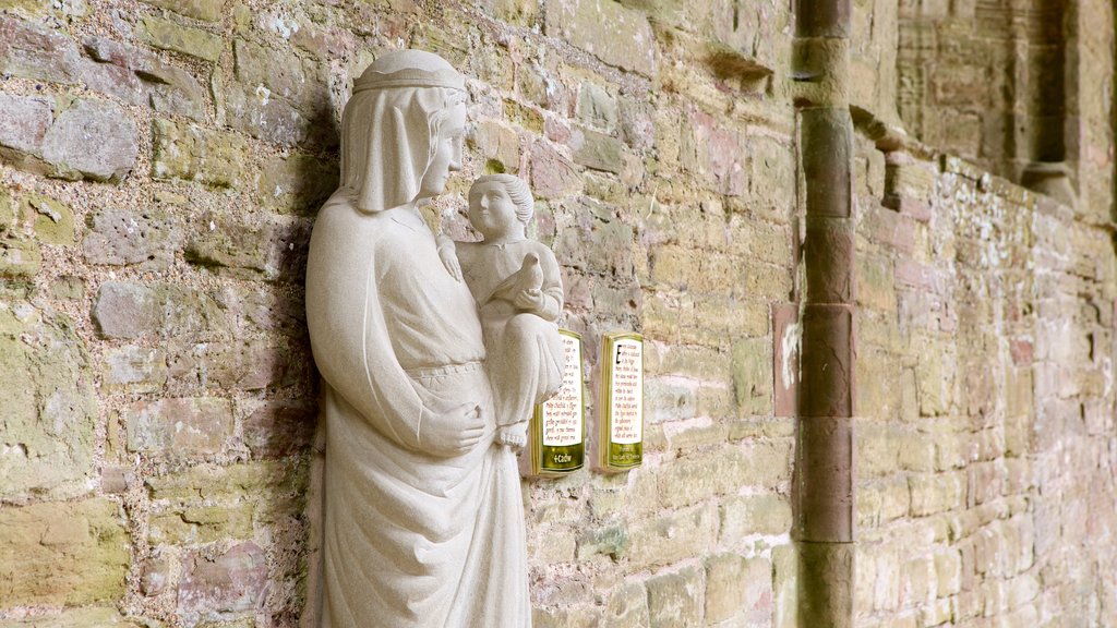 Tintern Abbey que incluye elementos del patrimonio y una estatua o escultura