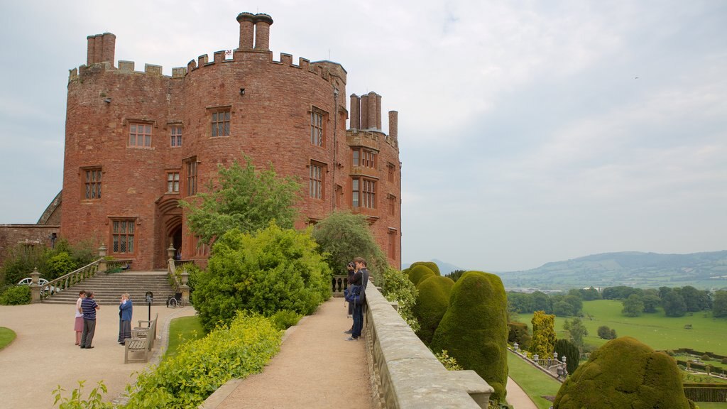 Castelo de Powis mostrando arquitetura de patrimônio, um castelo e elementos de patrimônio