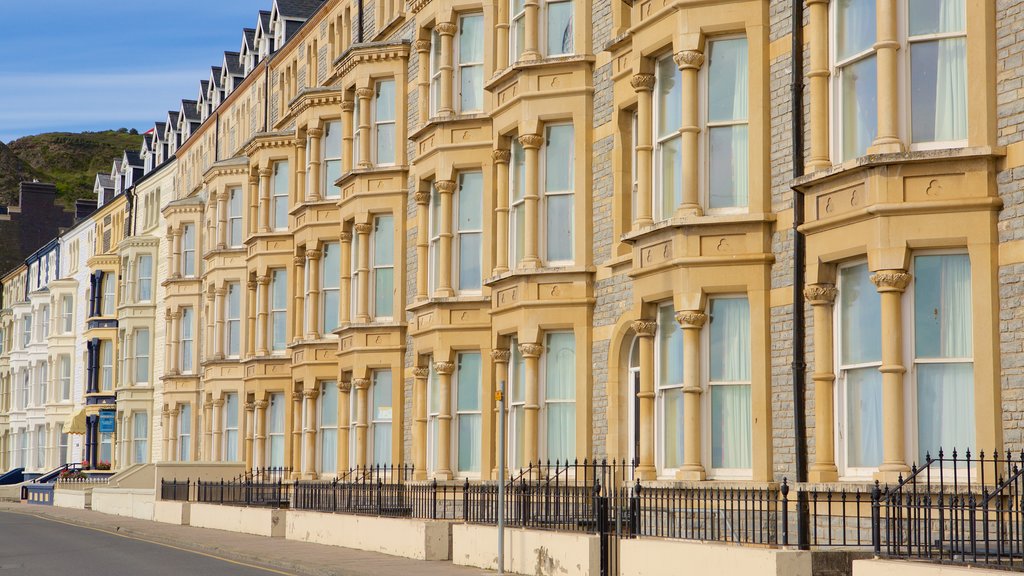 Aberystwyth mostrando uma cidade litorânea