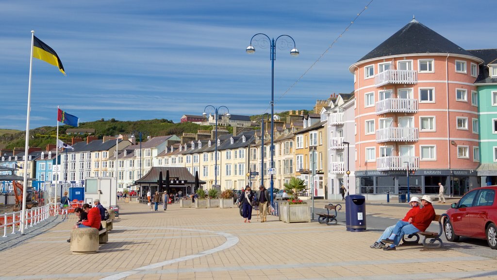 Aberystwyth que incluye una ciudad costera y escenas urbanas y también un pequeño grupo de personas