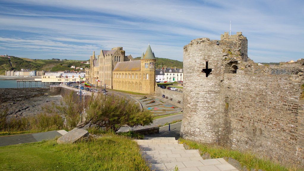 Castillo de Aberystwyth ofreciendo arquitectura patrimonial, elementos patrimoniales y ruinas de un edificio