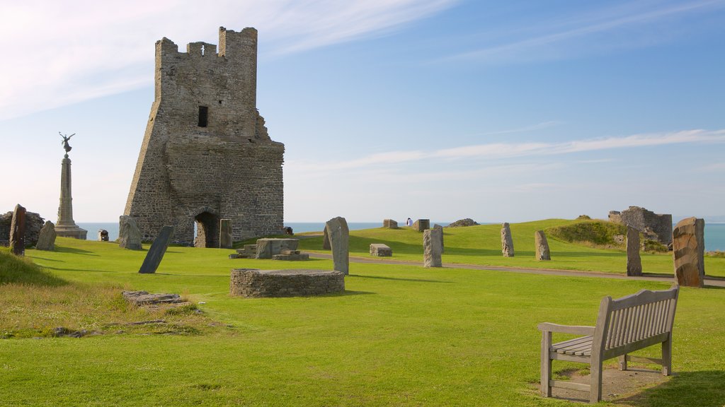 Castillo de Aberystwyth ofreciendo una estatua o escultura, un castillo y un monumento