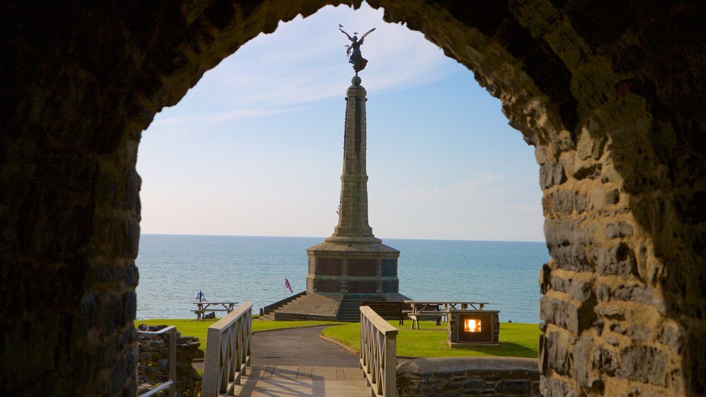 Castillo de Aberystwyth que incluye una estatua o escultura, vistas generales de la costa y un monumento