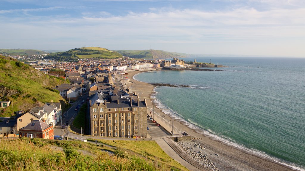 Aberystwyth mostrando una ciudad costera, vista panorámica y una playa de arena