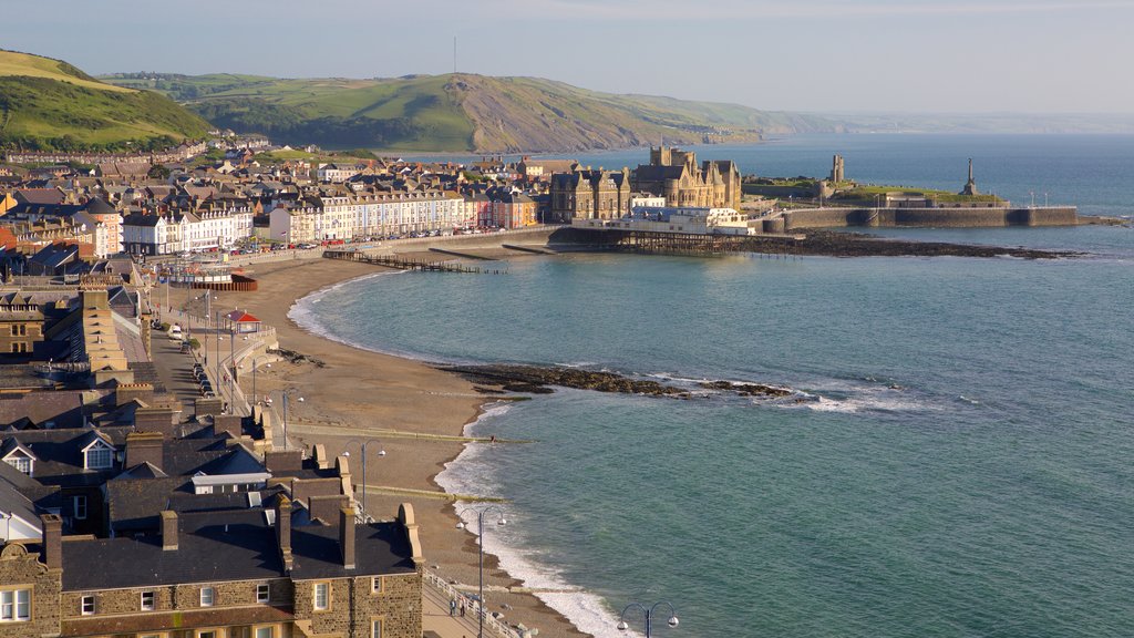 Aberystwyth ofreciendo una playa de arena, vista general a la costa y una ciudad