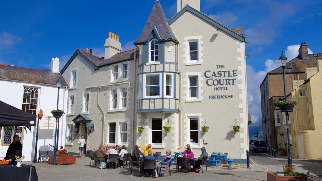 Beaumaris ofreciendo un hotel, comidas al aire libre y restaurantes