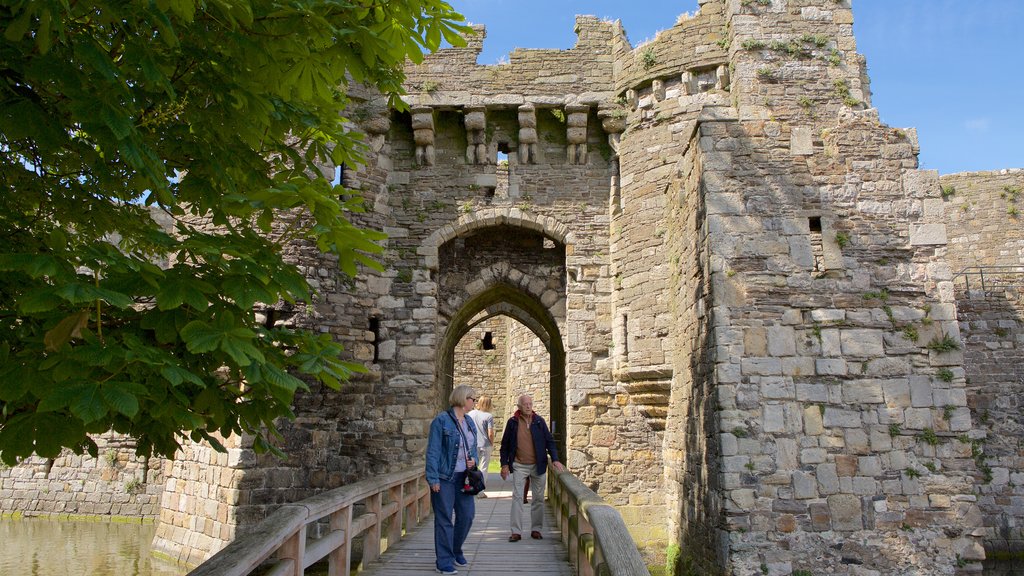 Castillo de Beaumaris mostrando arquitectura patrimonial, elementos patrimoniales y un castillo