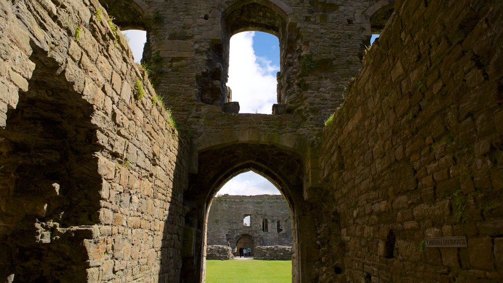 Castillo de Beaumaris que incluye un castillo, patrimonio de arquitectura y elementos del patrimonio