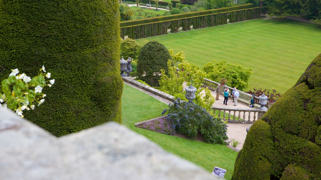 Powis Castle mostrando un castillo, un jardín y elementos del patrimonio