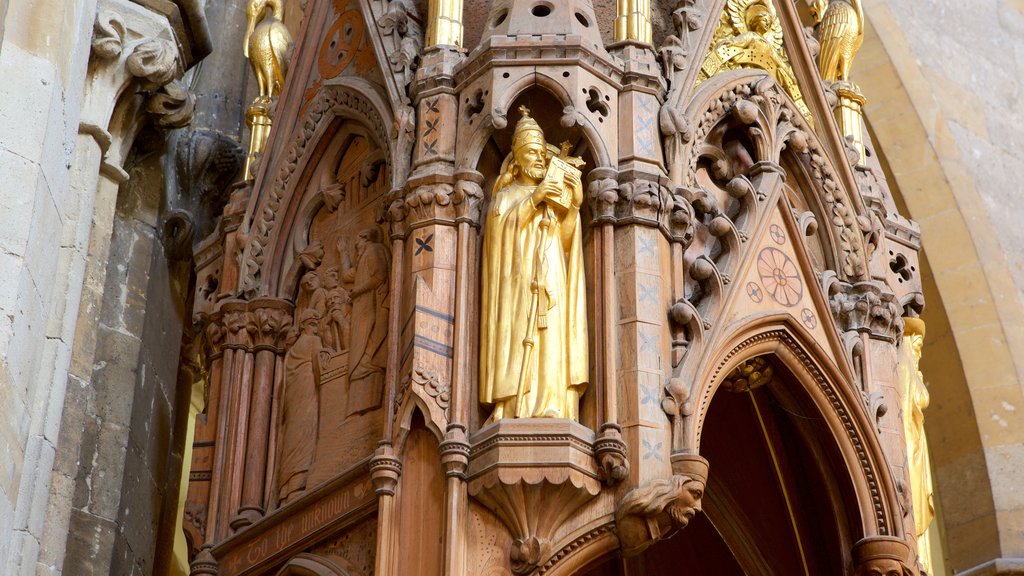 Catedral de Llandaff mostrando elementos de patrimônio, arquitetura de patrimônio e uma igreja ou catedral