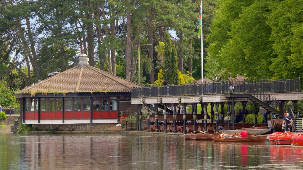 Roath Park mostrando una marina, un lago o abrevadero y un jardín