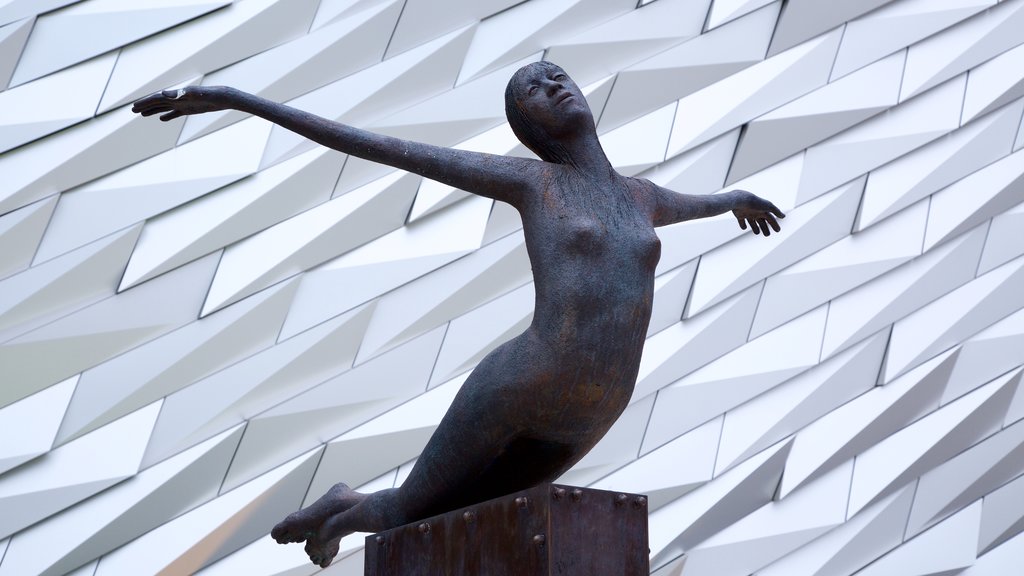 Titanic Belfast inclusief kunst, een standbeeld of beeldhouwwerk en moderne architectuur