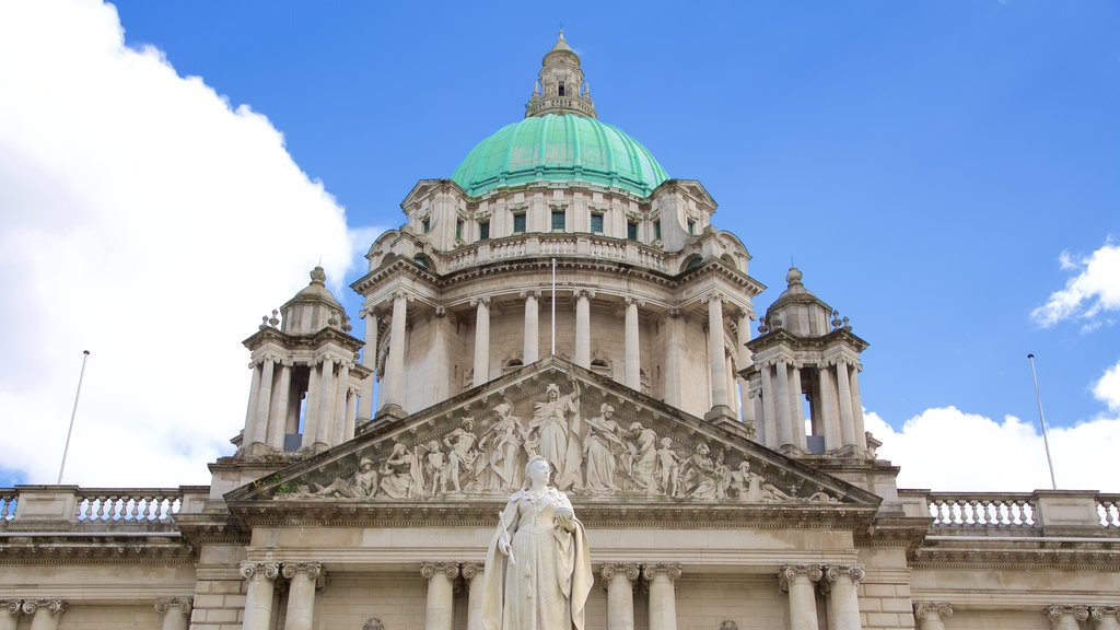 Belfast City Hall welches beinhaltet Burg, historische Architektur und Geschichtliches