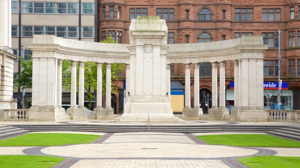 Prefeitura de Belfast mostrando um castelo, arquitetura de patrimônio e uma praça ou plaza