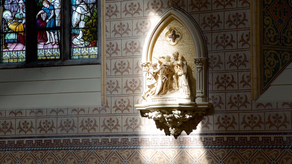 St. Patrick\'s Cathedral ofreciendo una iglesia o catedral, una estatua o escultura y vistas interiores